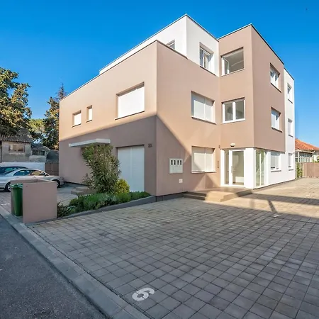 With A Parking Space - 17355 זאדאר